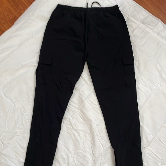 MAN-Black Cargo Pants - Picture 4 of 5